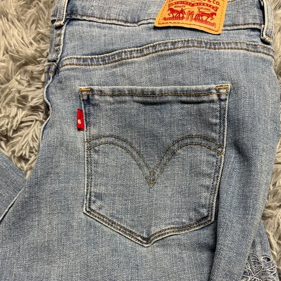 Y2k Levi's Classic Boot Cut Jeans with Embroidery - Picture 4 of 15